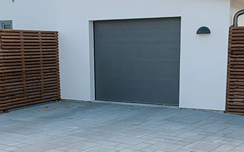 30. Stenbelagd parkering med laddstation till mindre BRF