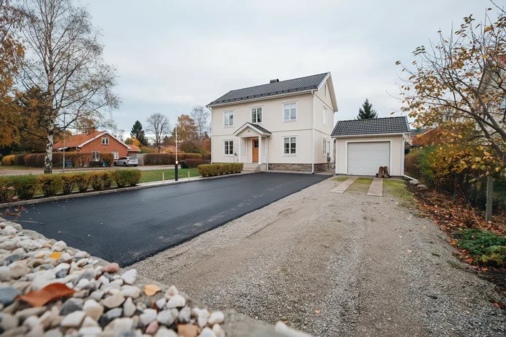 asfaltera uppfarten eller v lja grus praktisk guide till kostnad underh ll och h llbarhet